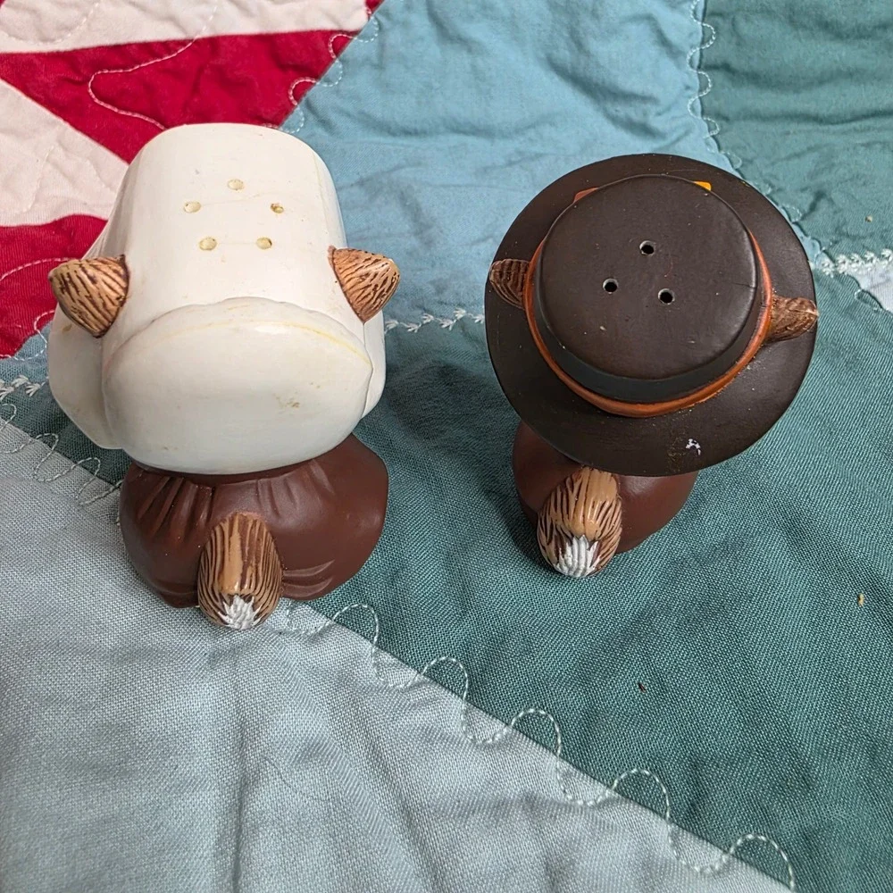 Hallmark Thanksgiving Squirrel Pilgrim Salt and Pepper Shakers Brown